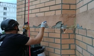 Обследование фасада здания в Новоалтайске в октябре